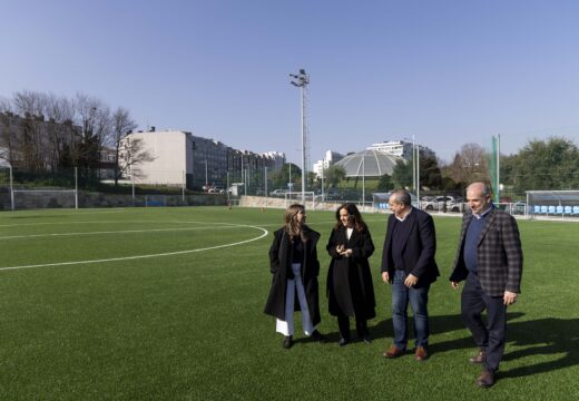 Inés Rey supervisa o remate das obras do novo campo de fútbol de Eirís